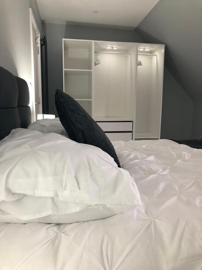 Entire Spacious 4 Bedroom Apartment In Bournemouth Kültér fotó