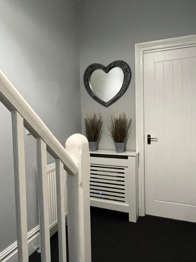 Entire Spacious 4 Bedroom Apartment In Bournemouth Kültér fotó