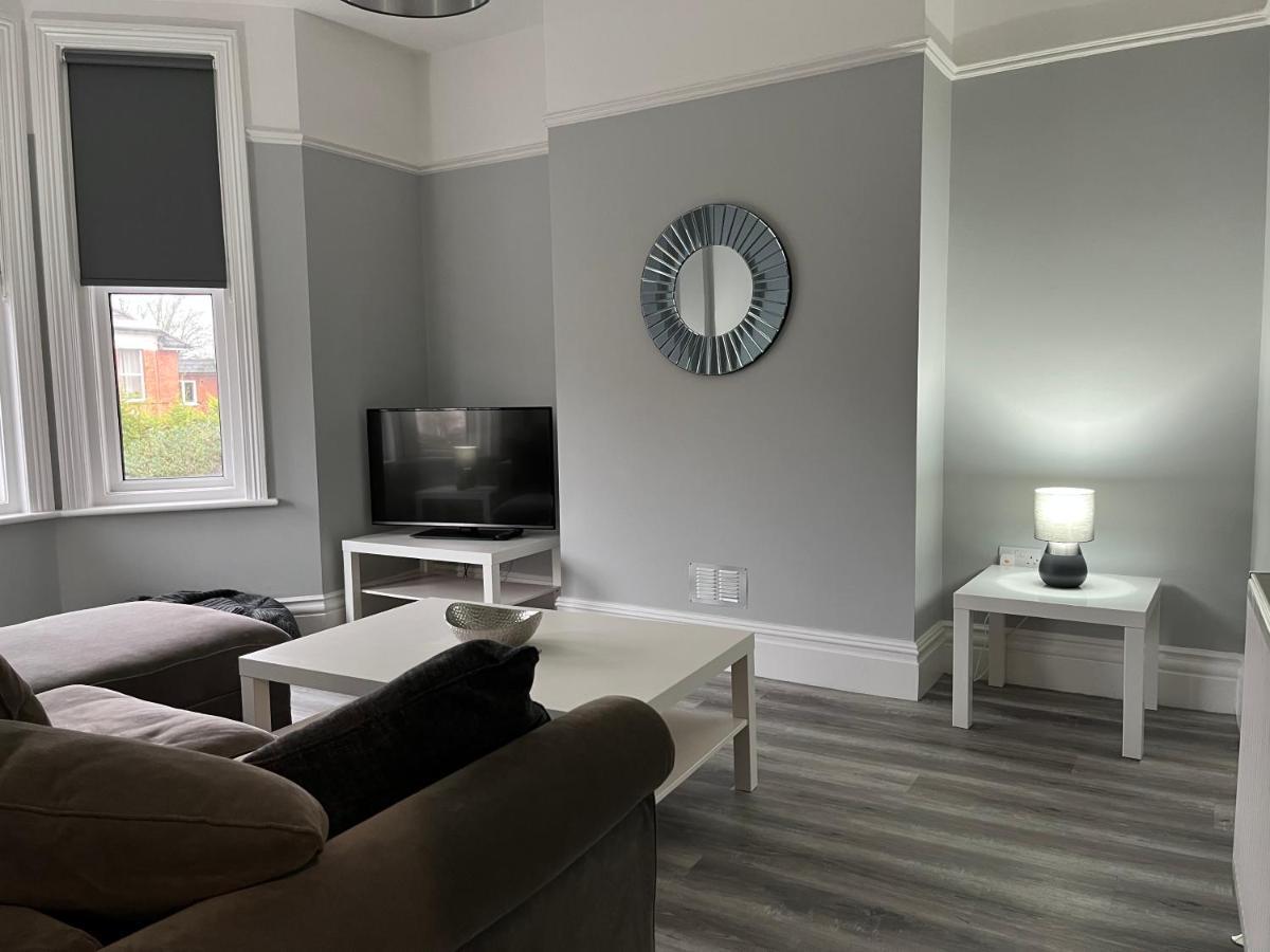 Entire Spacious 4 Bedroom Apartment In Bournemouth Kültér fotó