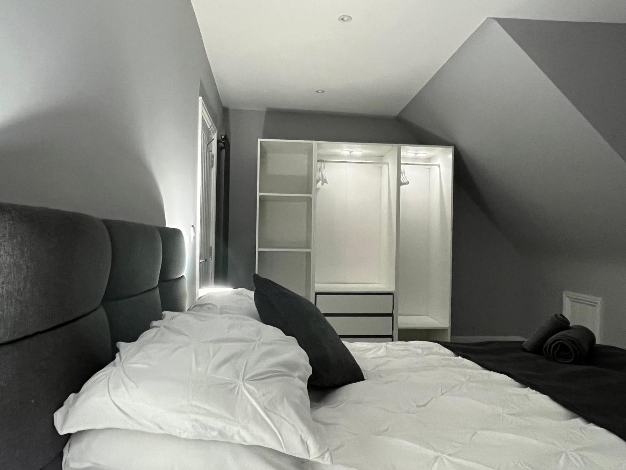 Entire Spacious 4 Bedroom Apartment In Bournemouth Kültér fotó